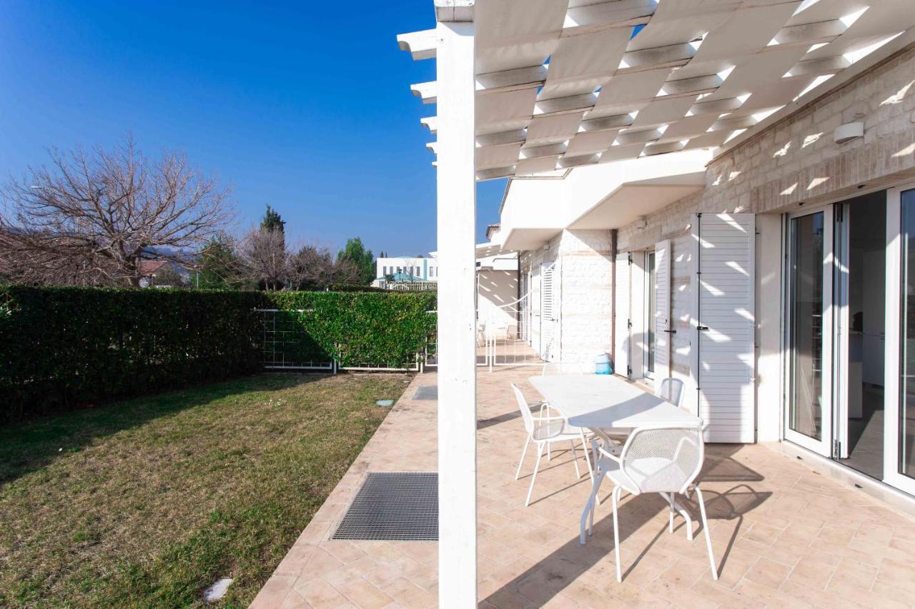 S018 - Sirolo, Nuovissimo Trilocale In Pietra Con Giardino Dx Apartment Exterior photo
